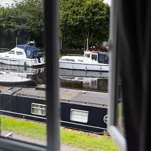  Holiday home Canal Side Wakefield