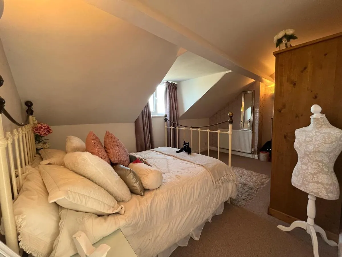 Beautiful 3 Bedroom Home. Entire House Ossett 0*,  United Kingdom